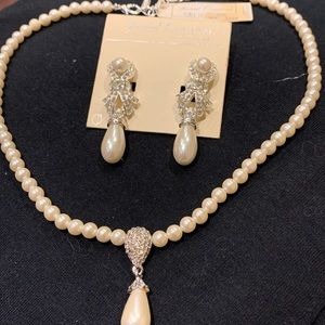 Gorgeous Pearl/Silver Necklace set great for Brides.